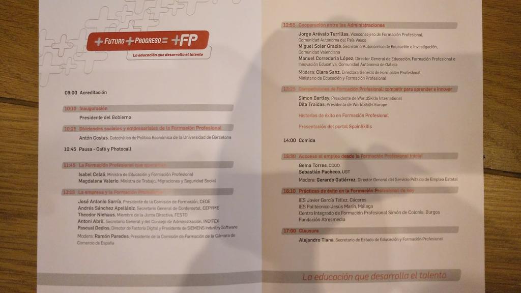 J_A_Mata's tweet photo. La @FPAndaluza demuestra que el trabajo de muchos profesores y profesoras de nuestra #AndaluciaFP está a la altura de los mejores. Jornadas "+Futuro+Progreso= #MasFP" Gracias @malakabot >> @IESJesusMarin https://t.co/zlje9FR7It