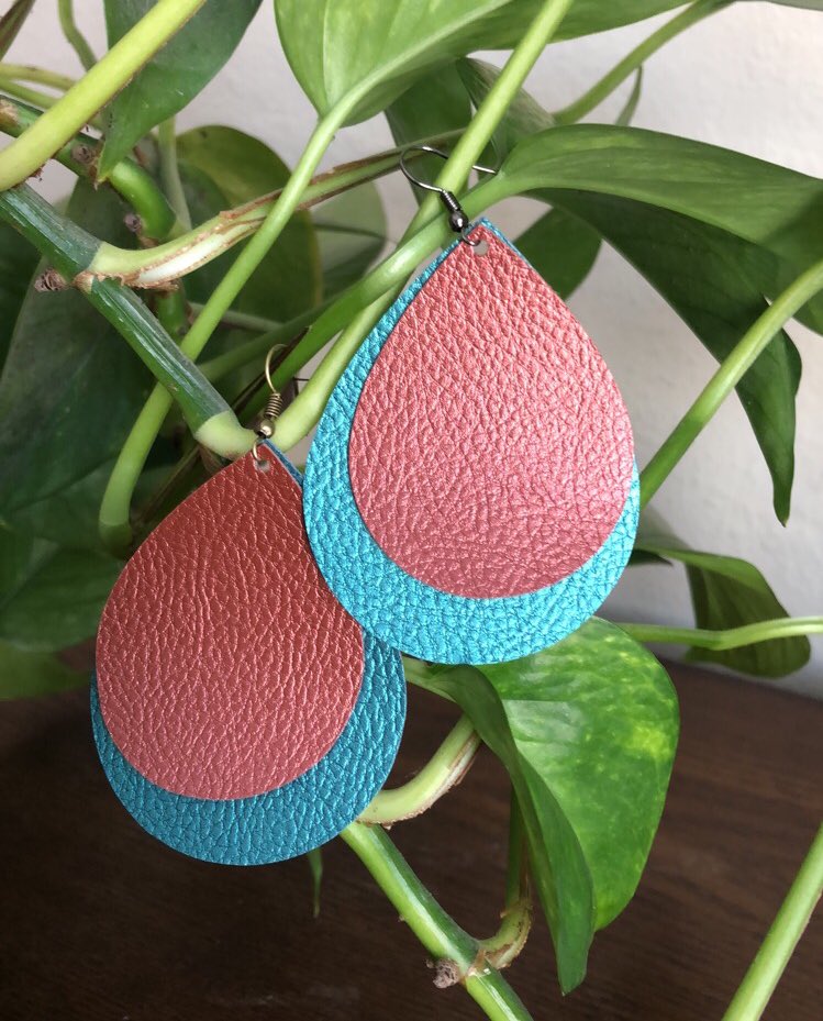 LCrafties's tweet photo. These earrings are giving me #peacock vibes! Check them out at my shop at https://t.co/uzNiZ16JGm 

Plus, get 10% off with code GET10 at checkout!

#earrings #jewelry #accessories #giftsforher #leatherearrings #teardropearrings https://t.co/vglQXUmyEE