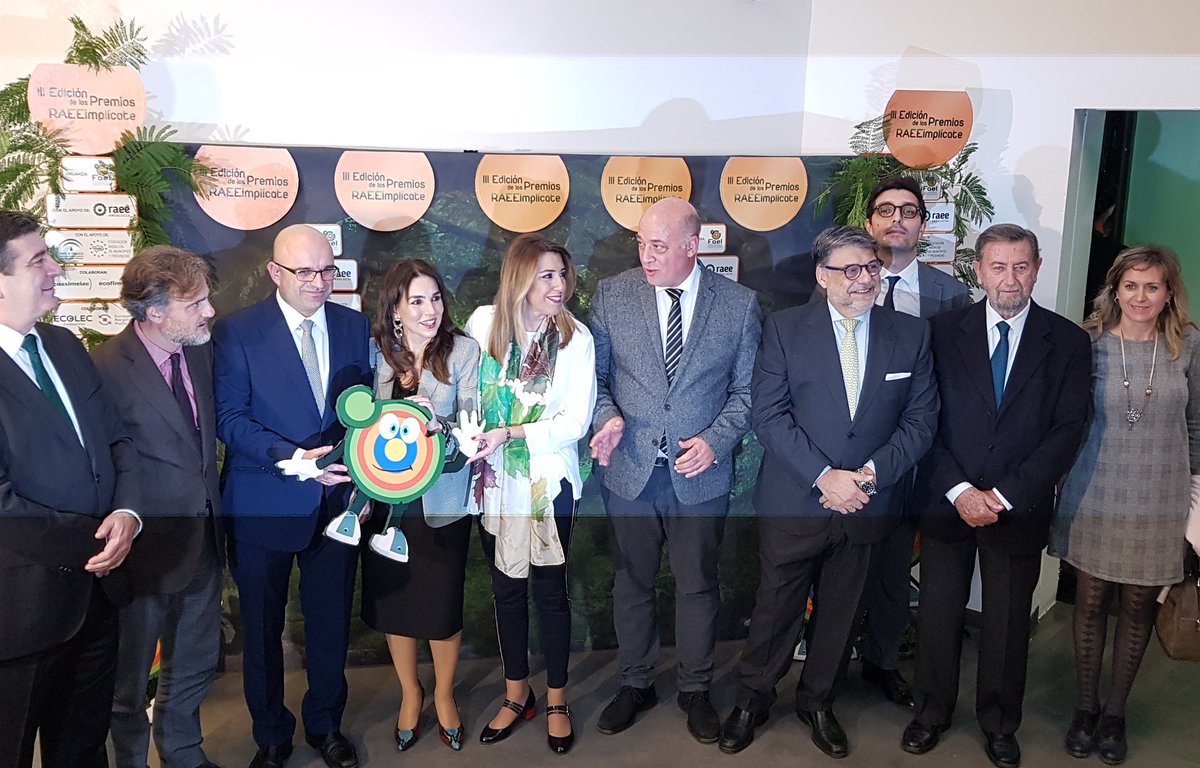 PuertoDeSevilla's tweet photo. Gracias por el reconocimiento en los premios #RAEEimplicate de @FAELinforma @MedioAmbAND @FundacionEcolec @FAMPcomunica @RAEEAndalucia ♻️ Desde el @Puerto_Sevilla trabajamos para promover la economía circular e impulsar el #reciclaje #RAEE 🖱⌨☎️📻 https://t.co/B3kKuj3Oyt