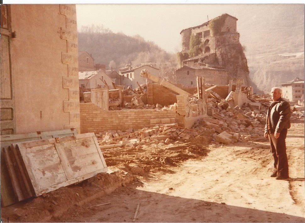 polnavarroc's tweet image. Sempre he tingut molt apreci cap aquesta foto. A primer pla, algunes cases ja ensorrades del poble de Sant Salvador de la Vedella. Al fons, sobresurt (com encara fa avui en dia) el monestir de Sant Salvador de la Vedella, fundat l'any 830. #santsalvadordelavedella #història