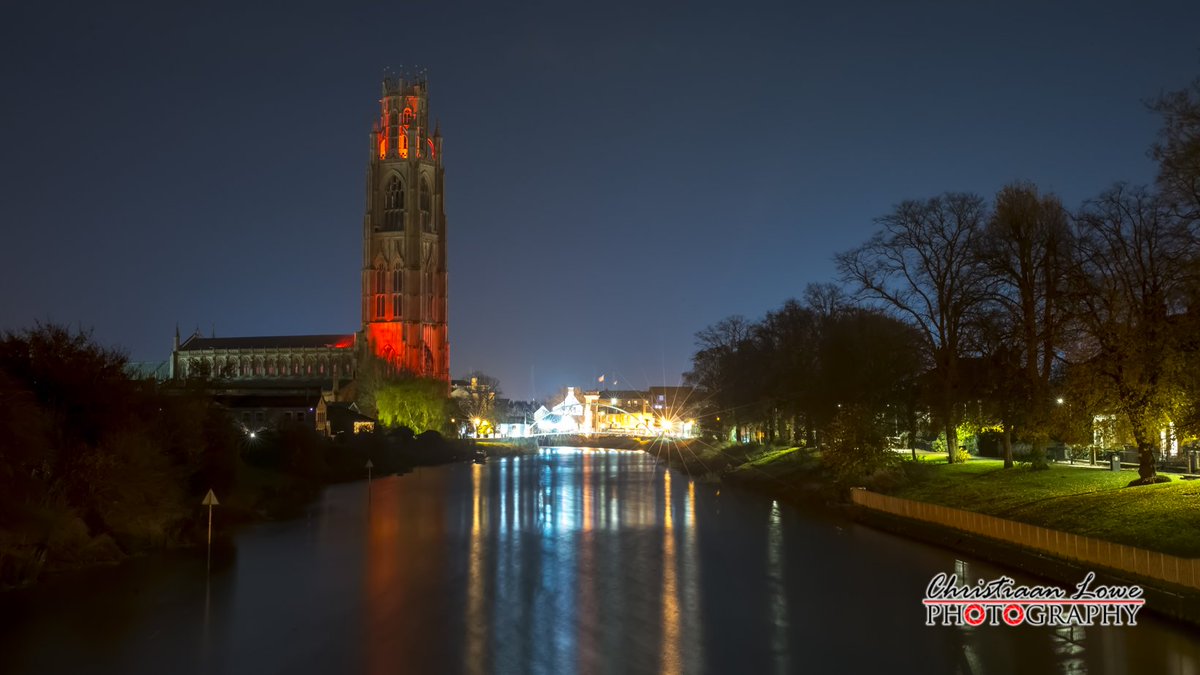 Love the Red Lights on Boston Stump for Remembrance Day. <a href="/LincsSkies/">Lincolnshire Skies</a> #Boston