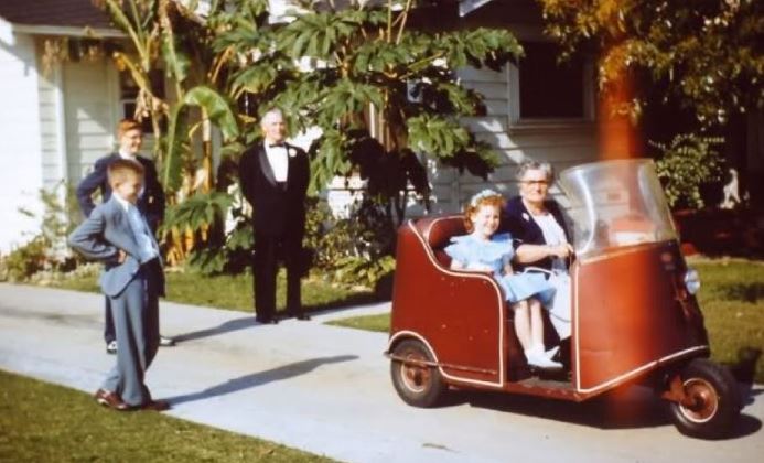 129. For some reason - probably that it's a pleasantly warm and I suspect flat place with space to get around - Long Beach was the home of American microcar EVs for the mid-C20th. Here's the 1950s Autoette, which is just a really cute vehicle. Sadly its place was insecure. :(