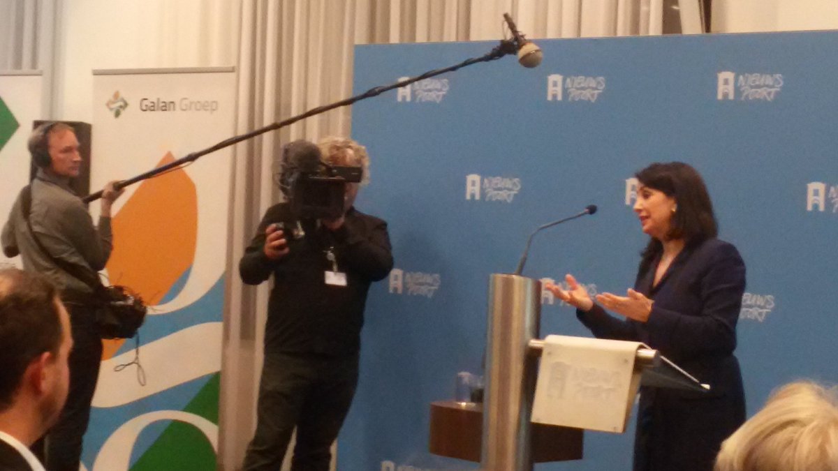 LaurenLauret's tweet image. Waardige winnaar van de #Thorbeckeprijs voor parlementaire welsprekendheid: Tweede Kamervoorzitter Khadija Arib @ver_thorbecke @jspvda