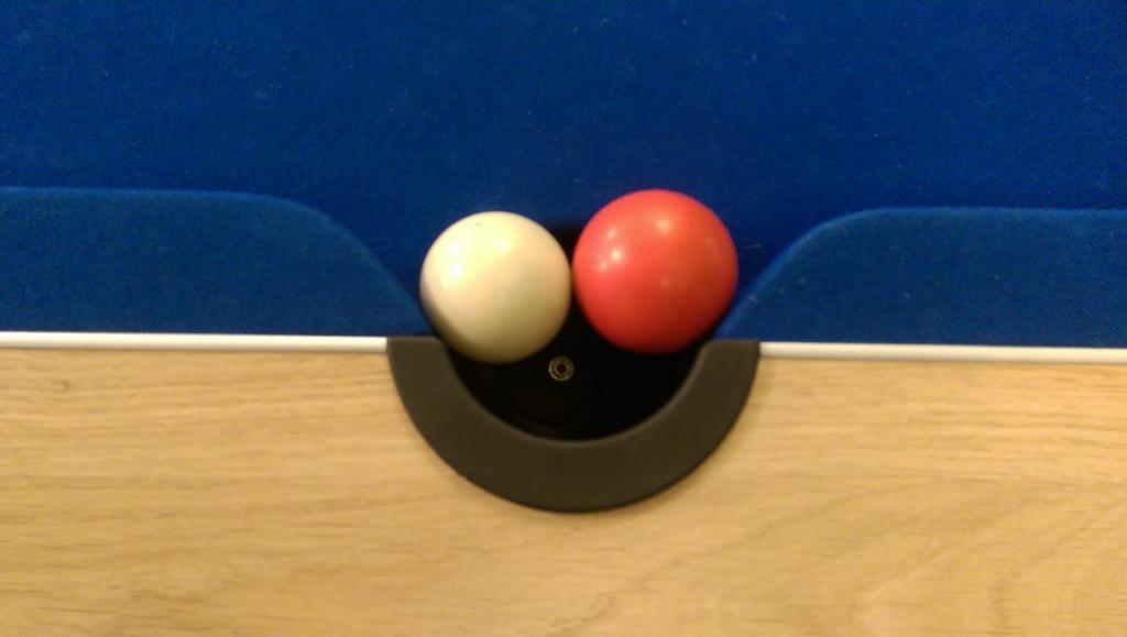DoktorWatson's tweet image. I&apos;ve been playing #pool for 32 years. 
This has NEVER EVER happened before. Red &amp;amp; white both destined for the middle pocket, both simultaneously jammed. Touching ball. Move the white, the red goes in. What does my friend on yellows do??! #PubProblems @bushontheradio