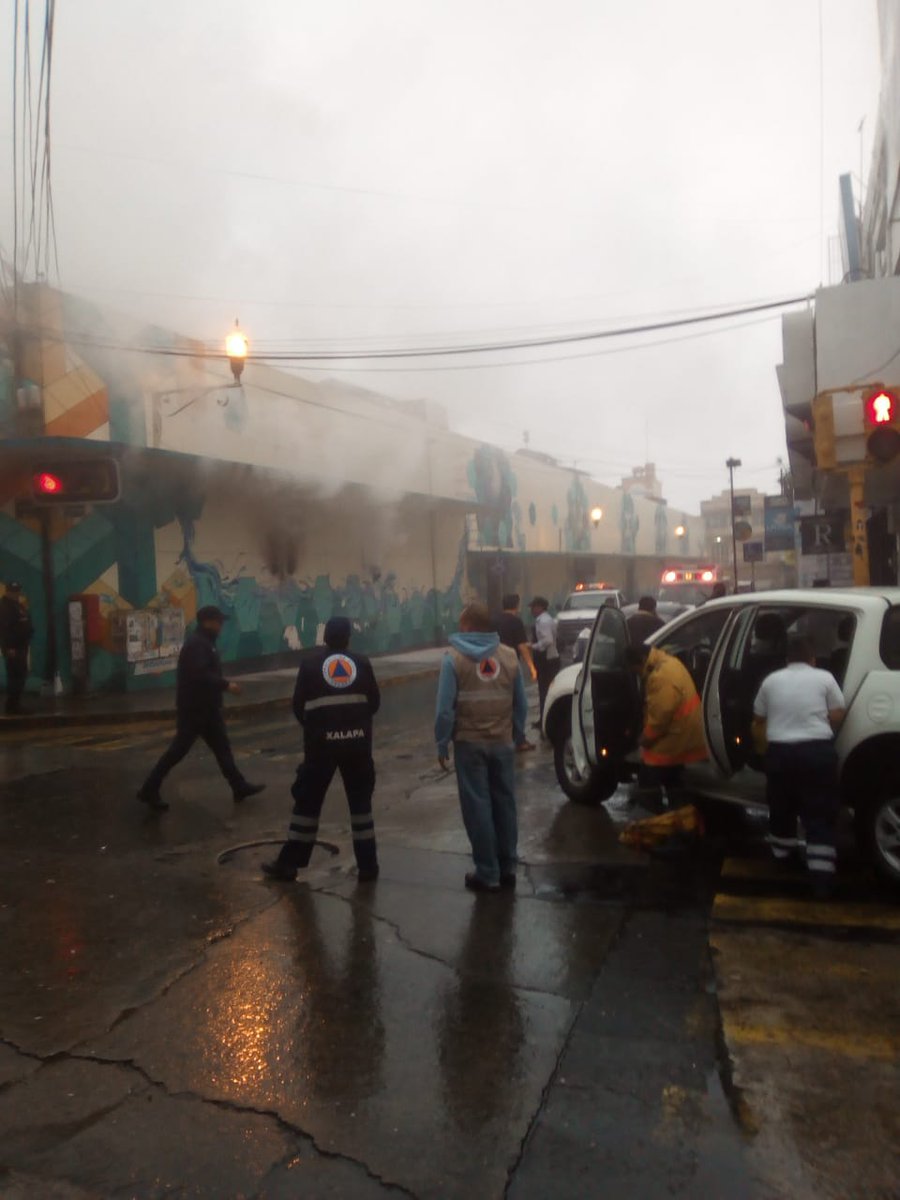 En estos momentos el incendio en el mercado Jáuregui se encuentran tratando de controlar el incendio, hecho ocurrido en la esquina de Altamirano con Revolución. #XALAPA #VERACRUZ #ÉNTERATE #ENCONTACTO