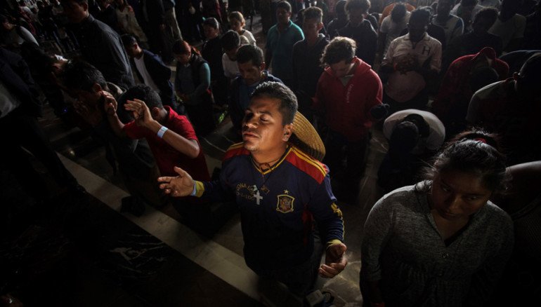 #FOTOGALERÍA | Migrantes llevan sus plegarias a la Guadalupana. 

bit.ly/2DnU4wj
