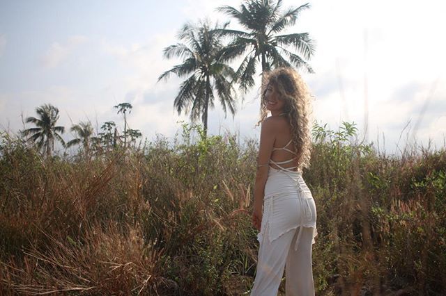 TheOMCollection's tweet image. Hi beauty!
.
.
We see you shining...
.
.
Keep that shit up!!!
❤️
.
.
Outfit: 2 Tier Flow Pants + Reversible Ballerina Tank, both I’m off white. .
.
Shop #flowypants #kundaliniclothes #dancing and so much more. #vacationvibe
#travel 
#instayoga #yogaevery… ift.tt/2zPuTiK