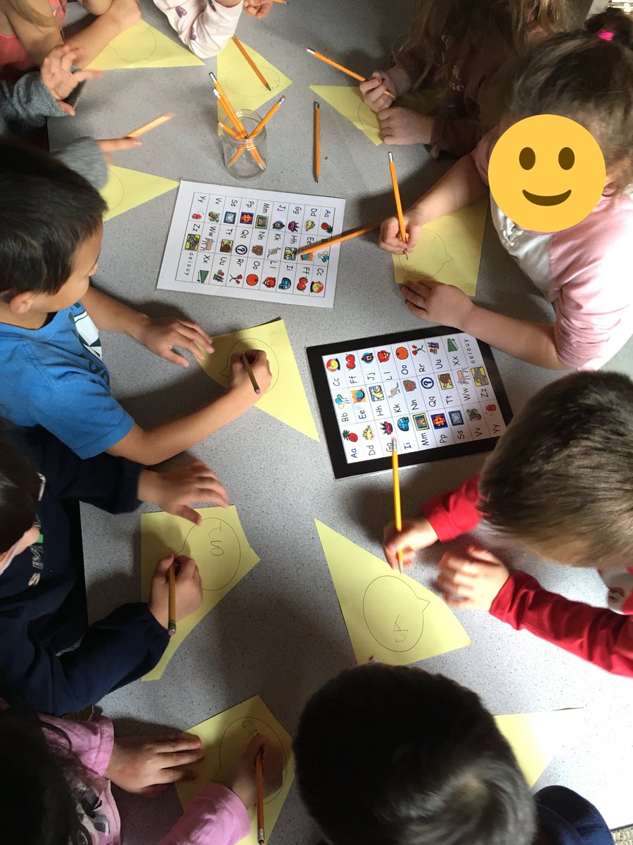 bourne_carrie's tweet image. On développe une identité de lecteur avec les maternelles de @david_harel @bridgebulldogs en parlant des livres qu’on aime, et où et avec qui on aime lire #sd38learn