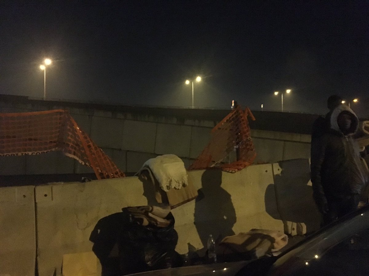 #Baobab Dopo lo sgombero di questa mattina alcuni degli ospiti (per ora 30) sono tornati a dormire a Tiburtina, per terra, senza tende #Roma