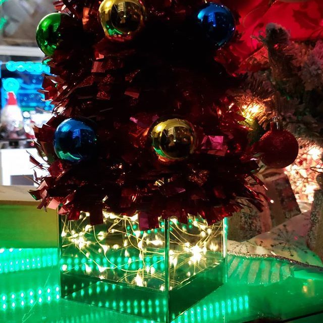 2WayMirrors's tweet image. Just Pinned to Instagram Posts: #triviatuesday that moment when you put a tree on top of an #infinitycube that is sitting on an #infinitytable #infinitymirrors #ledlights #christmas #christmastreedecorating #seaaonaldecor #modern #contentcreator #videocr… ift.tt/2PUGZRK
