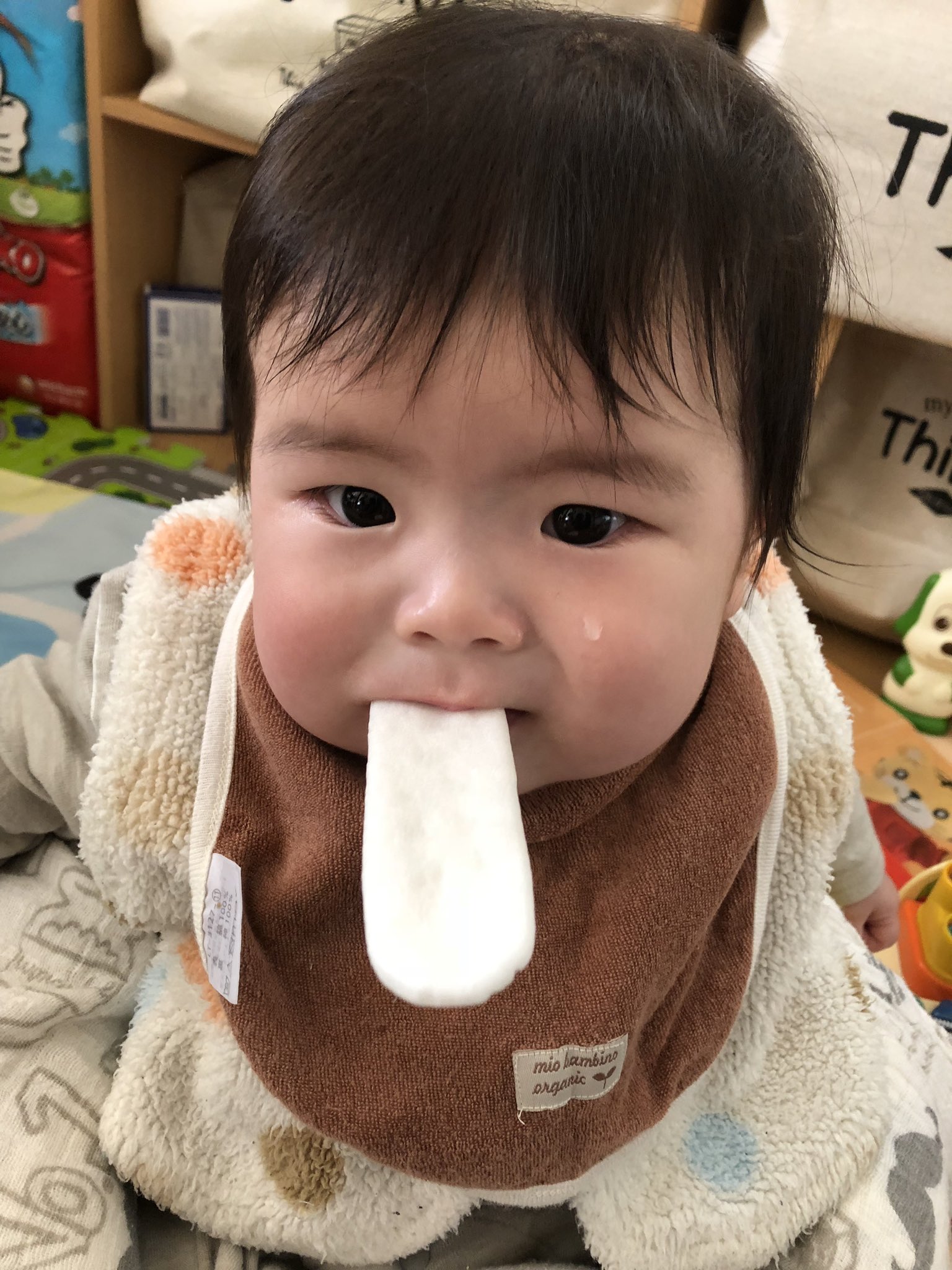 ひ たろす 目指せ国家資格 今日のハルちゃん 十分な離乳食とミルクをあげたにも関わらずけたたましく泣く息子にお菓子をあげてしまった ๑ おかゆ嫌いでもん ん 言いながら食べてはくれたけど満足出来なかったかな