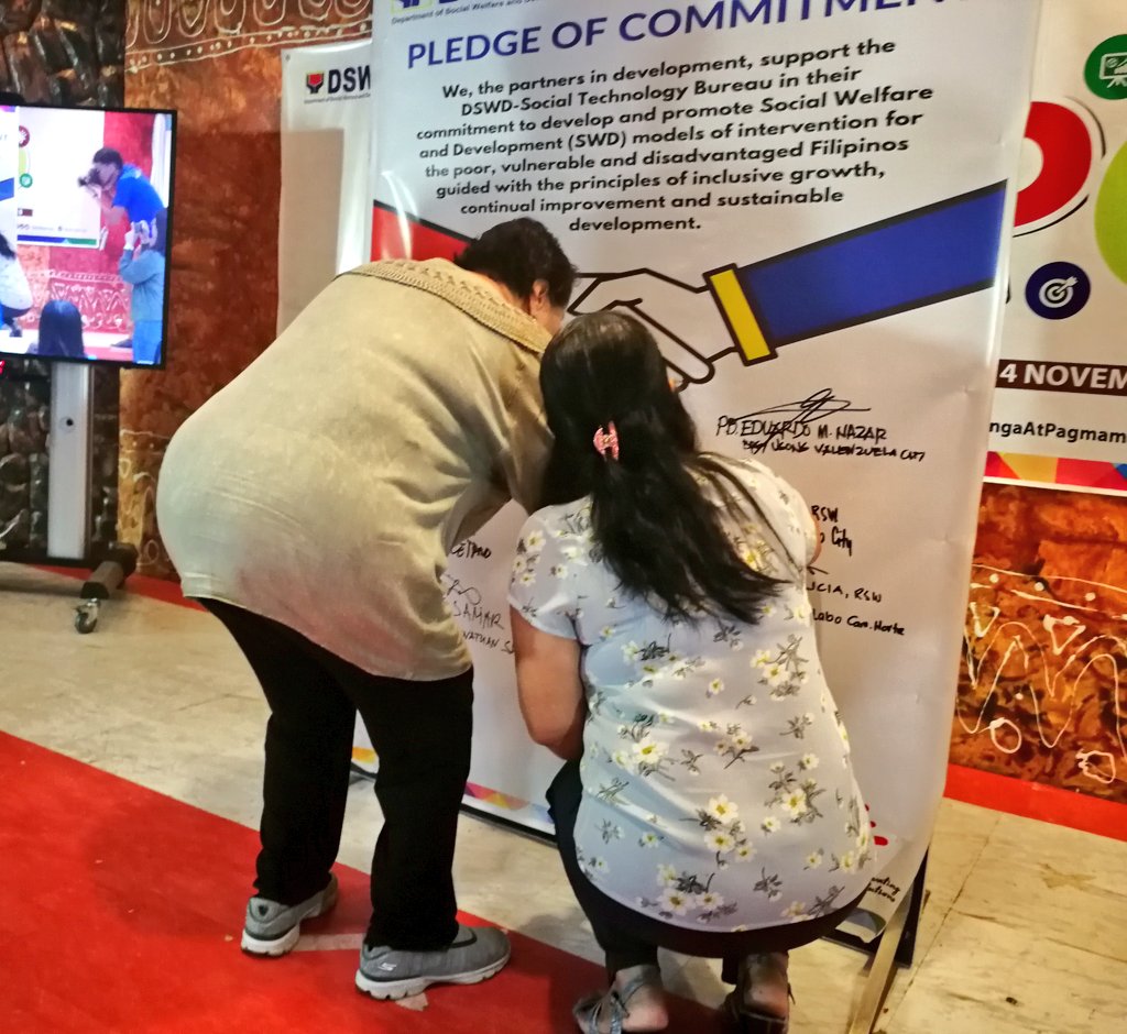 DSWD partners now sign the pledge of commitment wall to signify their support to the programs of STB. #DSWDSTExpo2018 #InnovatingSolutions #DSWDKalingaAtPagmamahal
