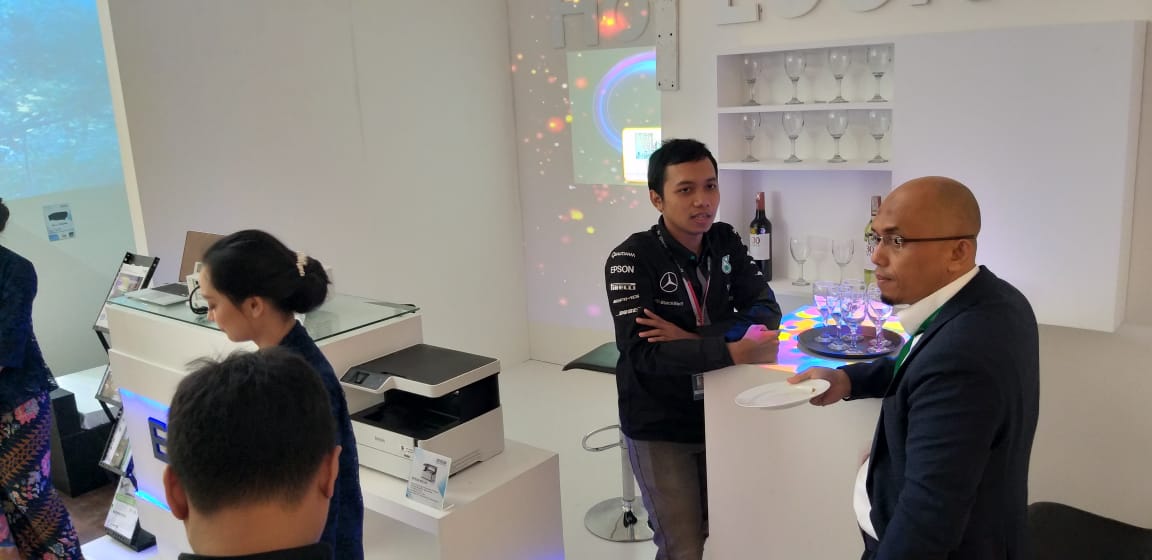 EpsonIndonesia's tweet photo. Banyak produk Epson yang bisa menjadi solusi untuk kebutuhan perhotelan, karena itu Epson hadir di acara Hotel Management Indonesia Summit 2018 di Double Tree Hilton Jakarta hari ini. Tidak ketinggalan #LightScene unjuk kebolehan di booth Epson.
#event #epsonsolution https://t.co/Cog5bYAsVD