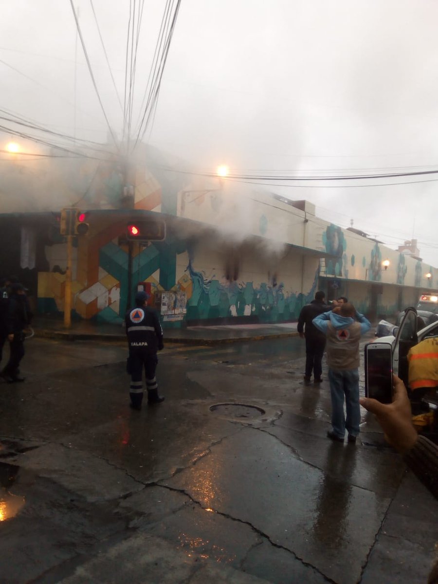 #LoMásDestacado #Xalapa - Fuerte explosión e incendio en mercado Jáuregui de #Xalapa. bit.ly/2PrgvI8