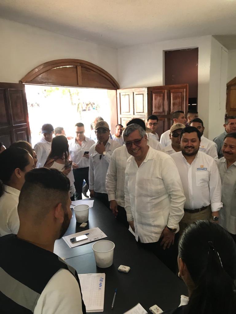 El Vicepresidente  Dr. Jafeth Cabrera se hace presente en inauguración de Comedor Seguro llevada acabo por el Ministro del @midesgt Carlos Velásquez Monge, junto con el Director de Fondo de Desarrollo Social, David Escobar en Huité, Zacapa. #FodesAcciona #JuntosAvanzamos