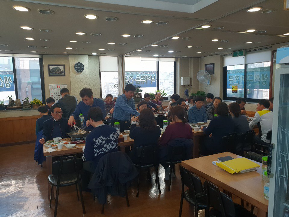 #성남시 #중원구건설과 #설해대책발대식및간담회
2018.11.12.(월) 2018년 겨울철 설해대책기간이 도래함에 따라 재난 예방에 만전을 기하기 위하여 발대식 및 간담회를 개최하였고, 설해대책 추진사항 격려 및 애로사항 청취, 당부사항 전달, 질의 및 답변하는 시간을 가졌습니다.