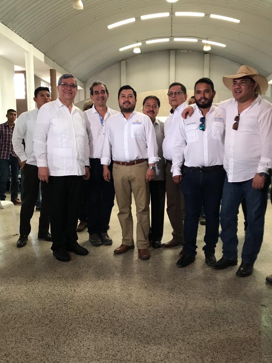 El Vicepresidente Dr. Jafeth Cabrera, el  Ministro de @midesgt Carlos Velásquez Monge y el Director del FODES, David Escobar, hacen entrega de dotaciones de materiales a los Municipios de Huité, Río Hondo y San Diego del Departamento de Zacapa #FodesAcciona #JuntosAvanzamos