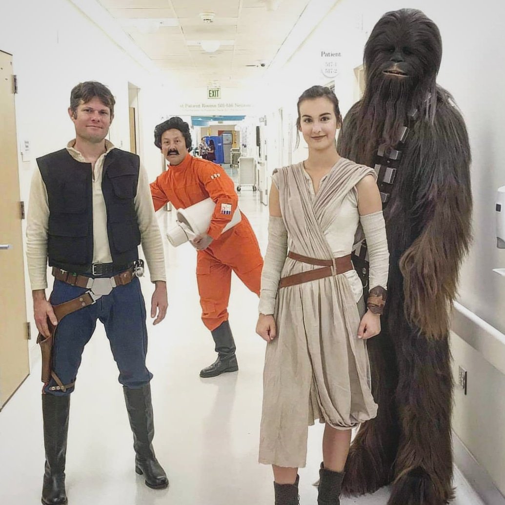 Heroes aren't hard to find.
•
These four came to serve some smiles at a local hospital this past weekend. •
•
#rey #rebellegion #sunriderbase #chewbacca #chewie #willrowhood #hansolo #solo #soloastarwarsstory #theforceawakens #starwarscelebration #starwarscostume #starwars #sw