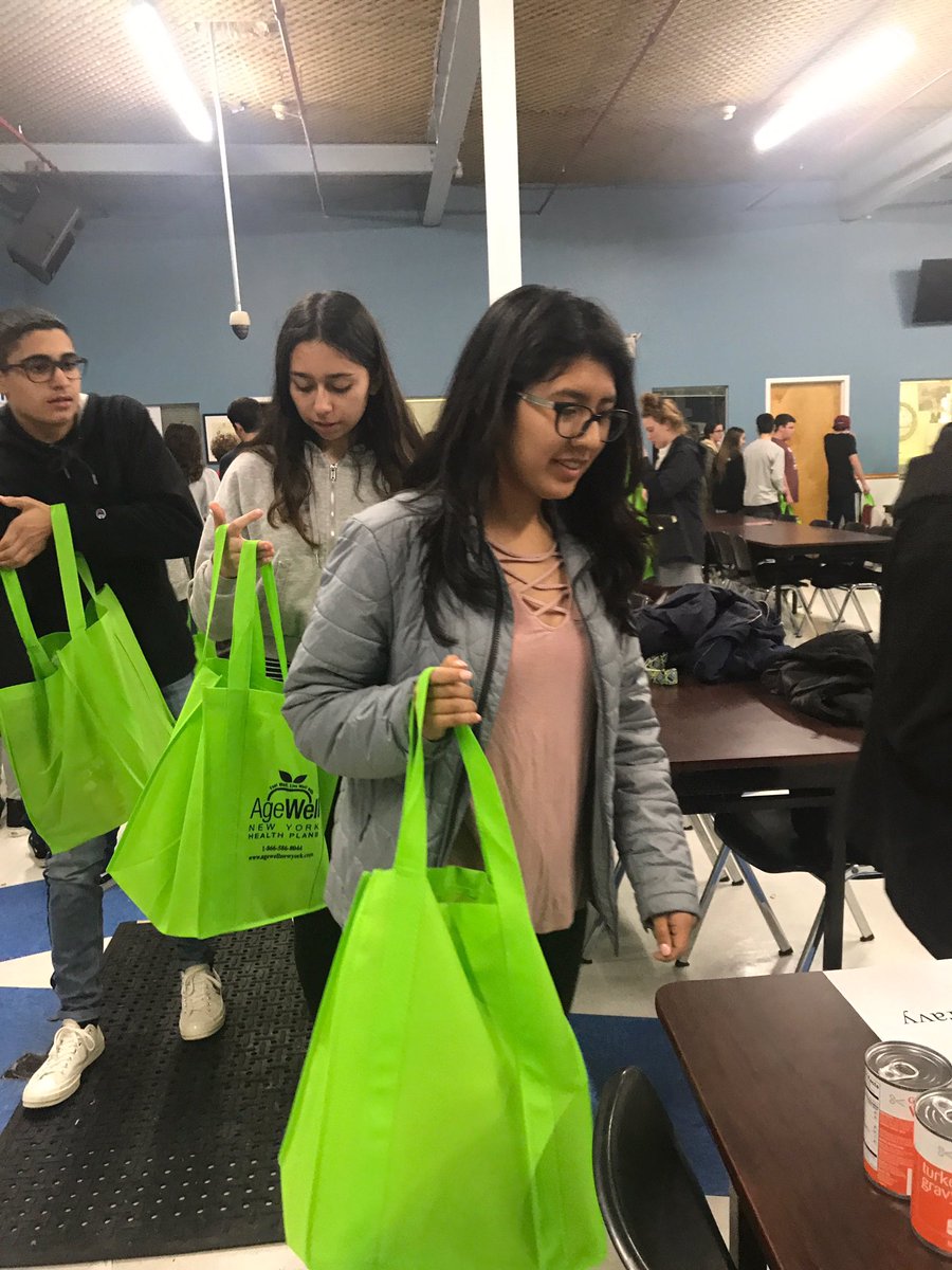 StudentCtr's tweet photo. SSC volunteers loading up Thanksgiving “Fixings” Bags! Always an inspiring night! Mineola High School ❤️ the Mary Brennan INN! @mineolahs #DimeGivesBack https://t.co/28hoUxKJPc