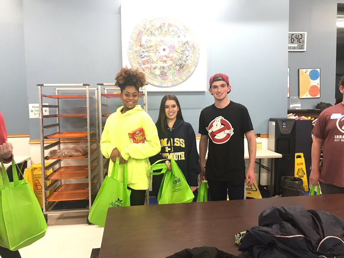 StudentCtr's tweet photo. SSC volunteers loading up Thanksgiving “Fixings” Bags! Always an inspiring night! Mineola High School ❤️ the Mary Brennan INN! @mineolahs #DimeGivesBack https://t.co/28hoUxKJPc