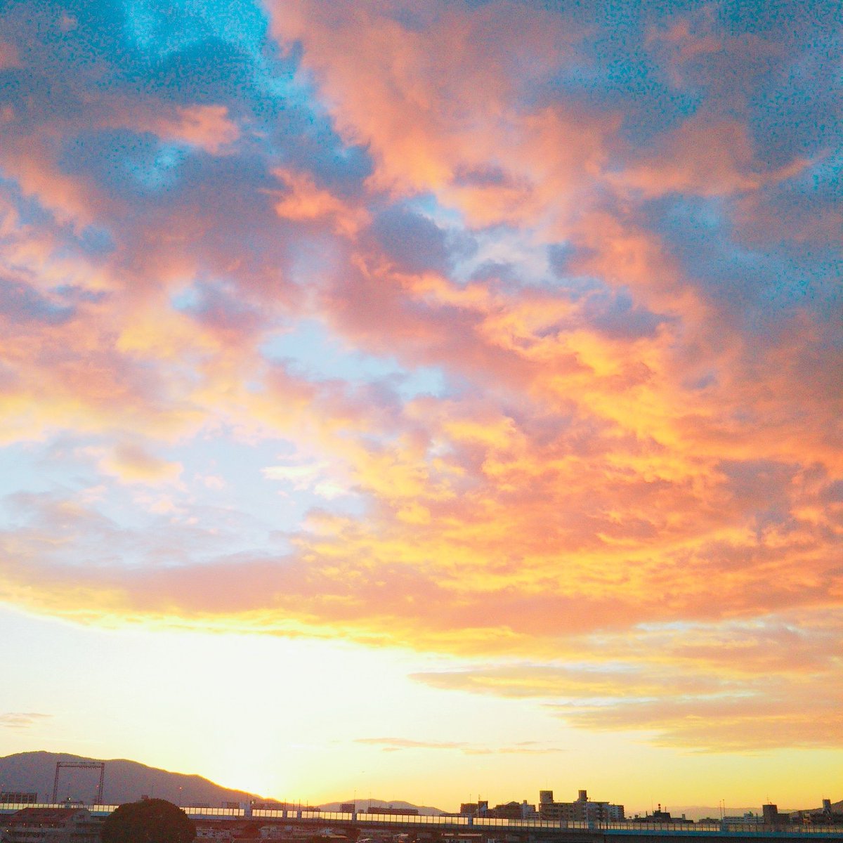 Uzivatel 煌彩 Kosai Na Twitteru 今朝の空 水色 オレンジ ピンクでとても綺麗 空 カラフル 美しい Sky 雲