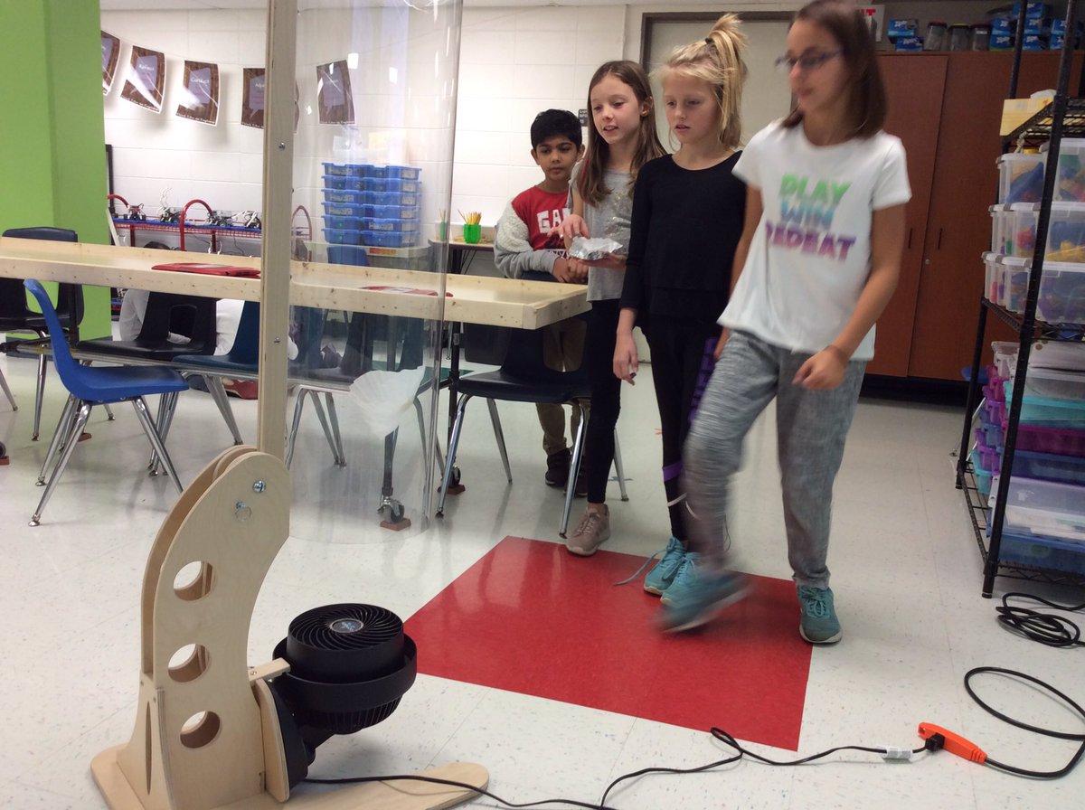 MrsChangGrove's tweet image. In today’s Drone Challenge, engineers designed, built, &amp;amp; tested their prototypes to iterate &amp;amp; improve their designs. We had amazing iterations that led to successes! #STEM #EngineersAtWork @mrwager220 @GroveAve220