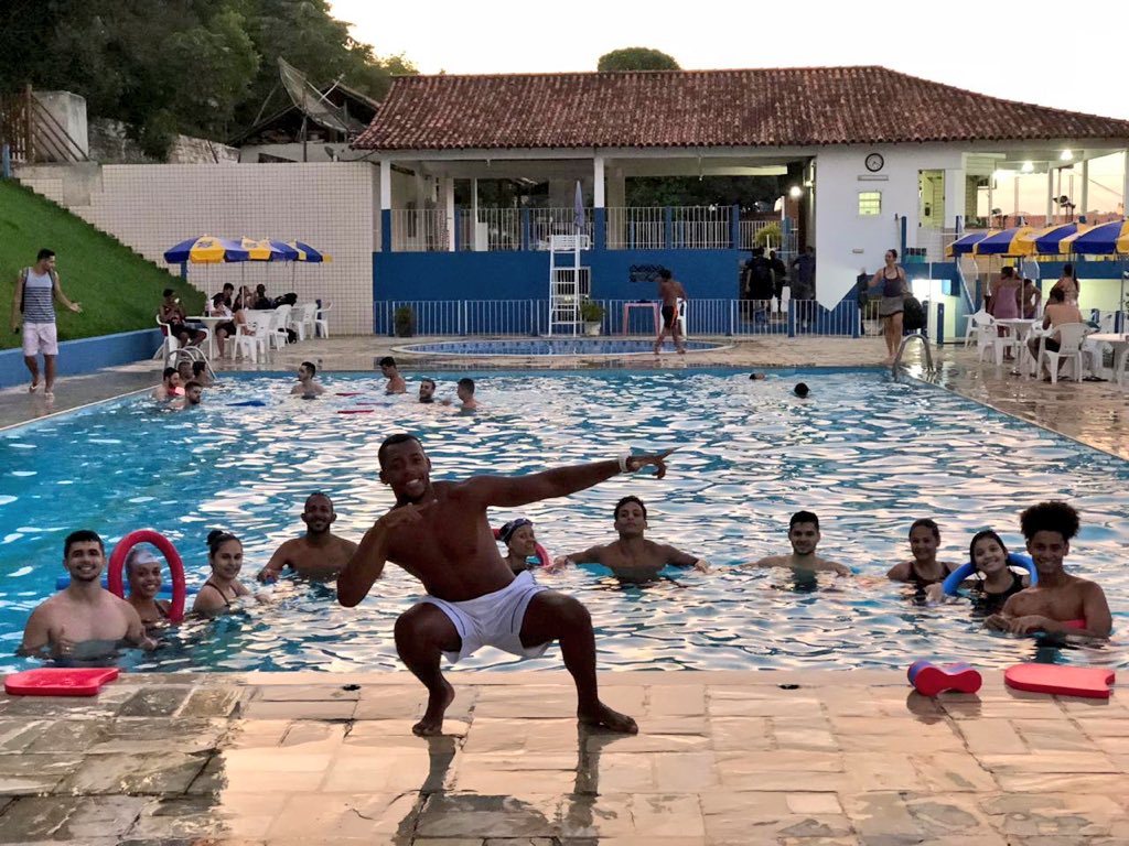 gabriel_cae1's tweet photo. A #EducaçãoFísica sempre nos proporcionando novas experiências, novas amizades, novos conhecimentos. Realizamos assim o último trabalho da prática da natação.#Fasap #RetaFinal #VemFormatura https://t.co/Ui98MkOtHT