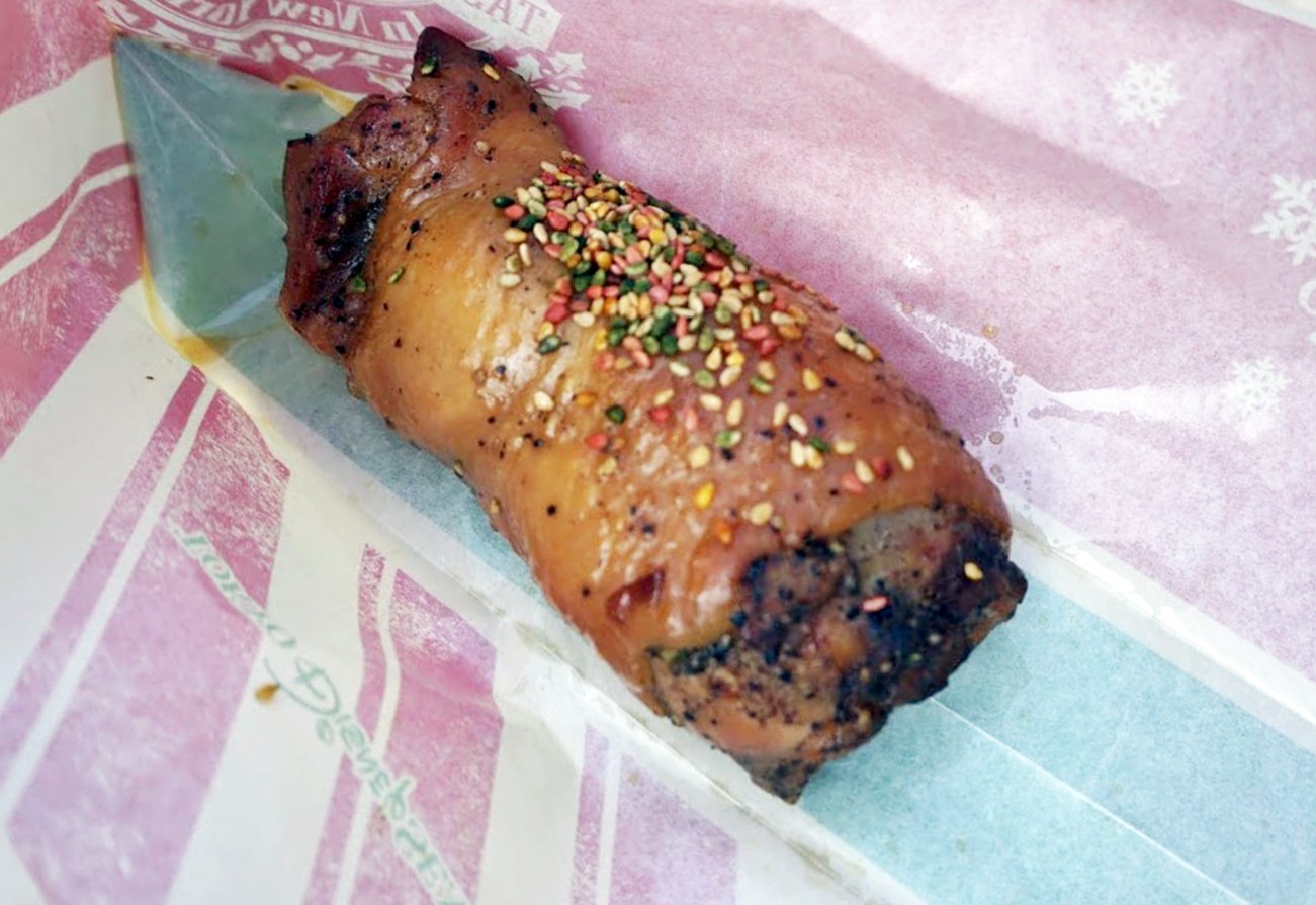 みっこ レストラン櫻テラス席で販売中 ブラックペッパーてりやきチキンロール 500円と キリン一番搾り生ビール 600円 いつものてりやきチキンに 今回はクリスマスカラーの ごま がトッピングされています ちょっとわかりにくいですが 晴れた青空