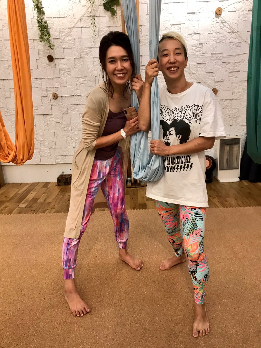 texas_ayumi's tweet photo. 先週末ですが、高校からの友達のまゆが立ち上げたレギンスブランドlindaworksの四周年イベントに参加。普段使わない筋肉使って、ケツ!みたいな写真になりました。
lindaのレギンスはキックボクシングの動きにも最適。オシャレすぎて眩しいです。
四周年おめでとう!!
#lindaworks https://t.co/tiYrqLD41v