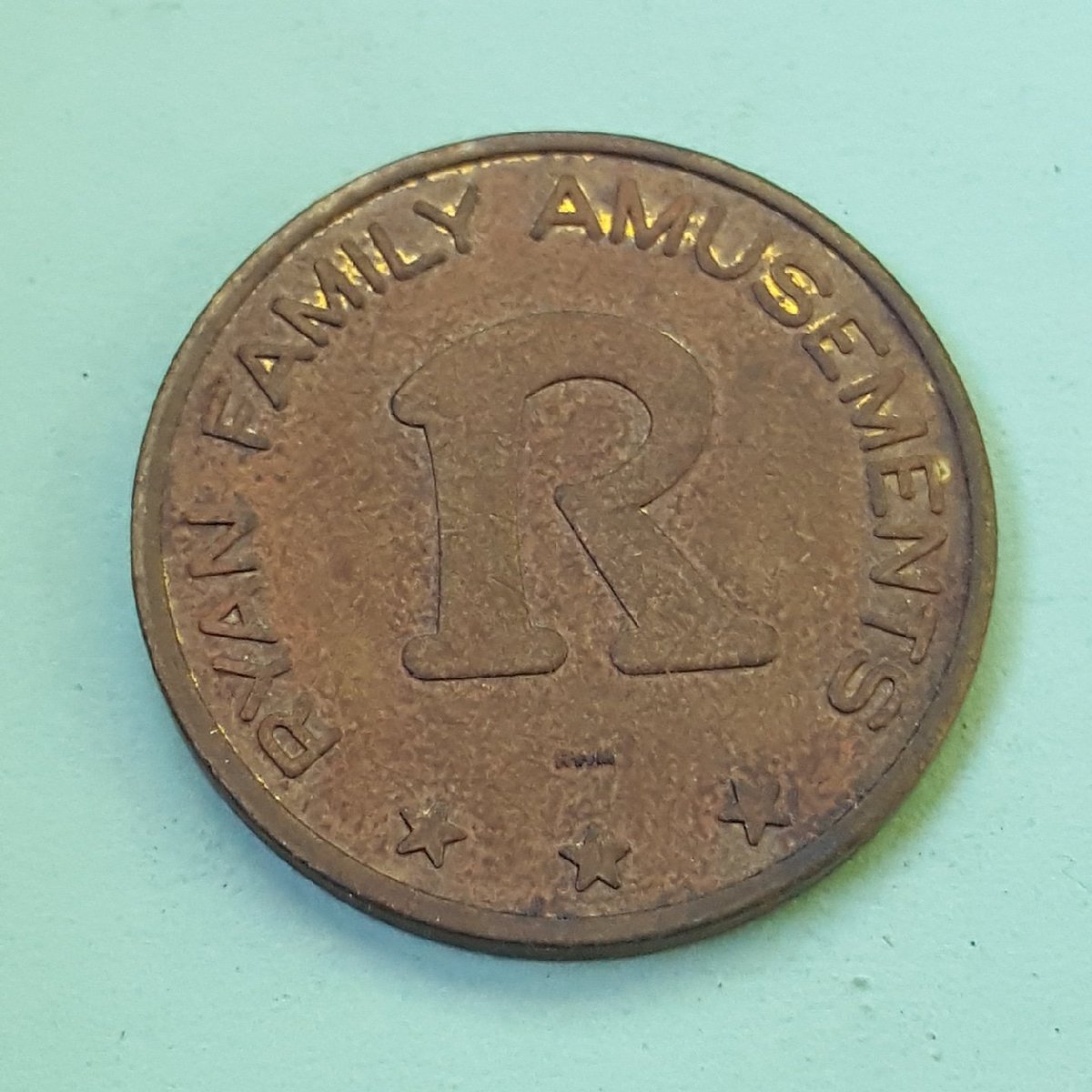 Arcade_Museum's tweet photo. #tokentuesday! πΉ We used to have tokens end up in our machines that were from other arcades. We are hoping to hear memories or stories from this place. Do you recognize this token??
#token #Arcade #arcademuseum #videogames #museum #retrogaming #tokensonly https://t.co/Hkorjj2XHL