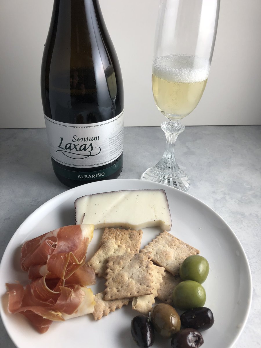 cookingchat's tweet photo. Appetizers with the sparkling Albariño? Yes please! #AlbarinoHoliday #snooth #winepairing https://t.co/MisM1RmPwx