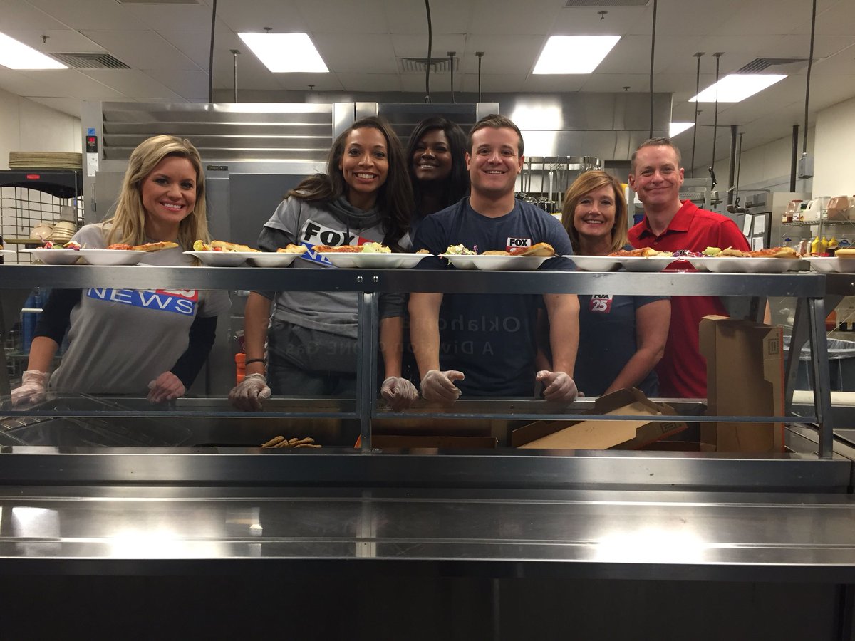 ShardaaGrayTV's tweet photo. What an experience! So honored to serve those who need it the most at @Salvationarmyok, especially with temperatures dropping overnight. Thank you so much for welcoming part of @okcfox #GoodDayOK morning crew. #SalvationArmy #DinnerCrew #Volunteers #Chefs #Team https://t.co/4fbYjX0y5v
