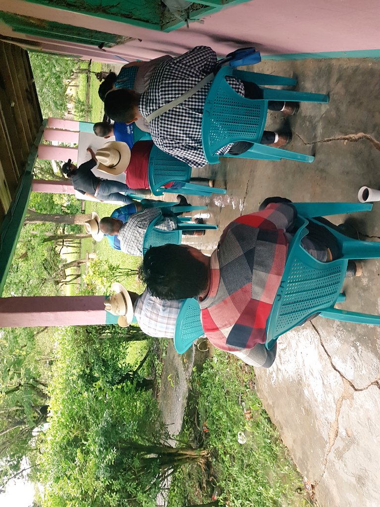 loanyvindel's tweet photo. Charla sobre Introducción a la Ganaderia, productores de la aldea del Hormiguero
#AprovechandoElÉxito 
@Heifer @HeiferHonduras https://t.co/jACsRGRgQm