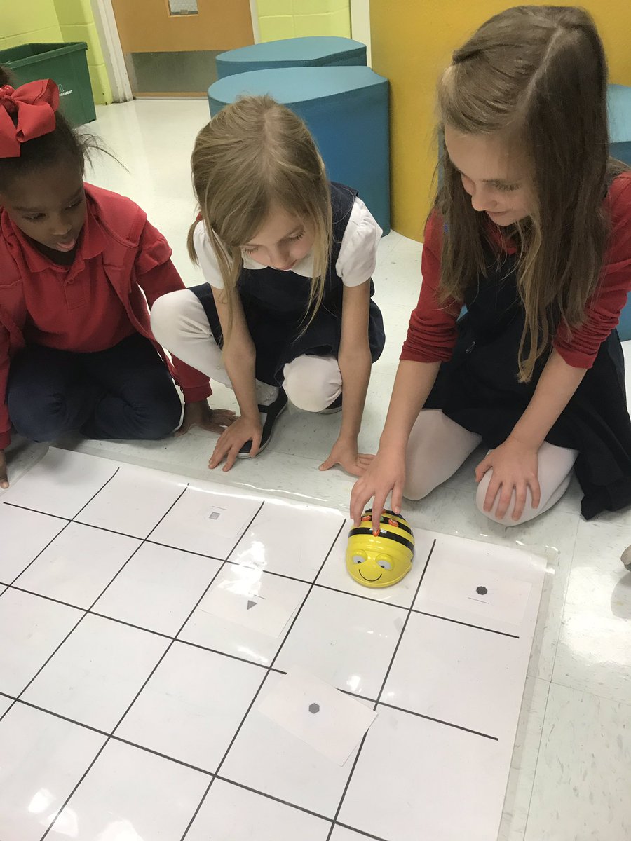 CollierColLABr8's tweet photo. Kindergarteners reviewed shapes using #BeeBot @BeebotCo @MaryBAustin @tcurtisK #AustinInnovators #CodingInElementary https://t.co/ypaEt31Ig9