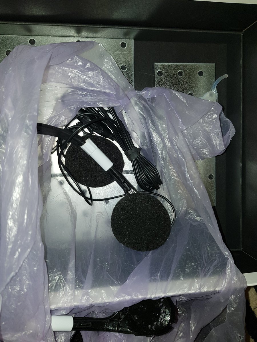 BlockVerify's tweet image. Fake headphones and weights in original B&amp;amp;W PX box direct from @amazon unbelievable! How many hours of a battery life out of these? Decided not to try the sound :) @BowersWilkins #PXWireless #travelmusthaves @FakeBritainTV @AmazonHelp @AmazonUK #bowerswilkinspx #bowerswilkins