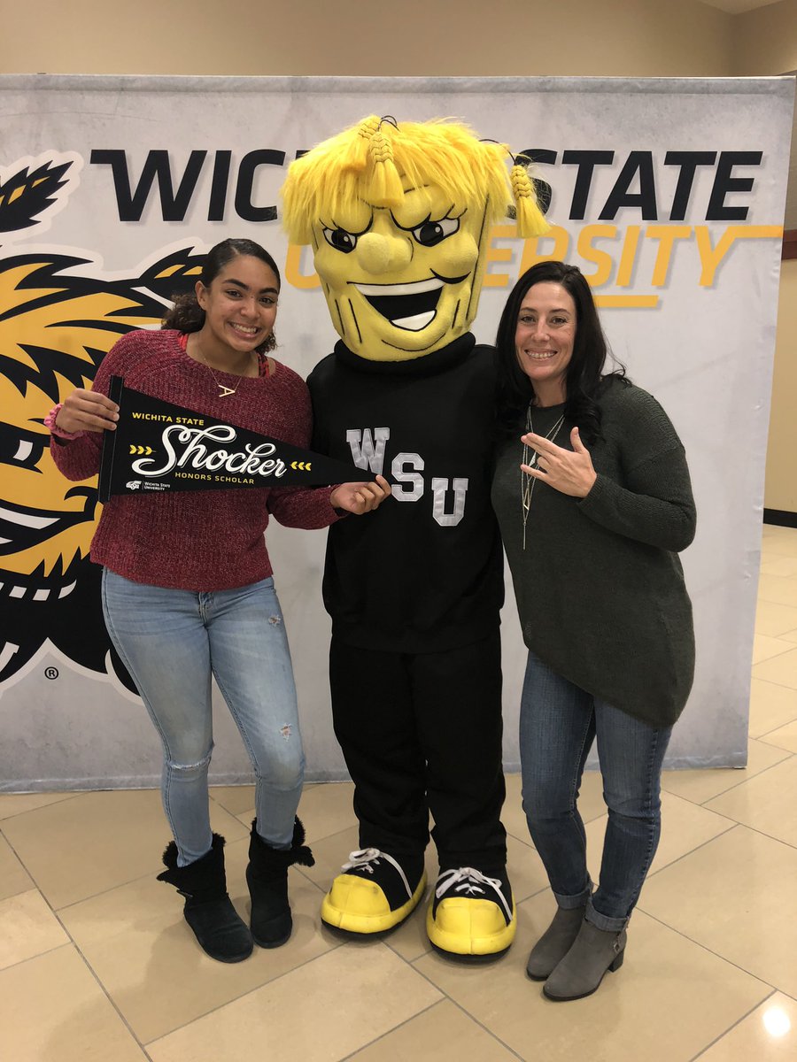 ictsweetcheeks's tweet photo. Shocker Honors Scholar Reception was a blast! Congrats to these Heights Falcons receiving recognition tonight by being in the top 10% of their junior class 💛🖤 #shockervisit #heightsfalcons #proudmom @HeightsCCC https://t.co/ls0zQyrIg5
