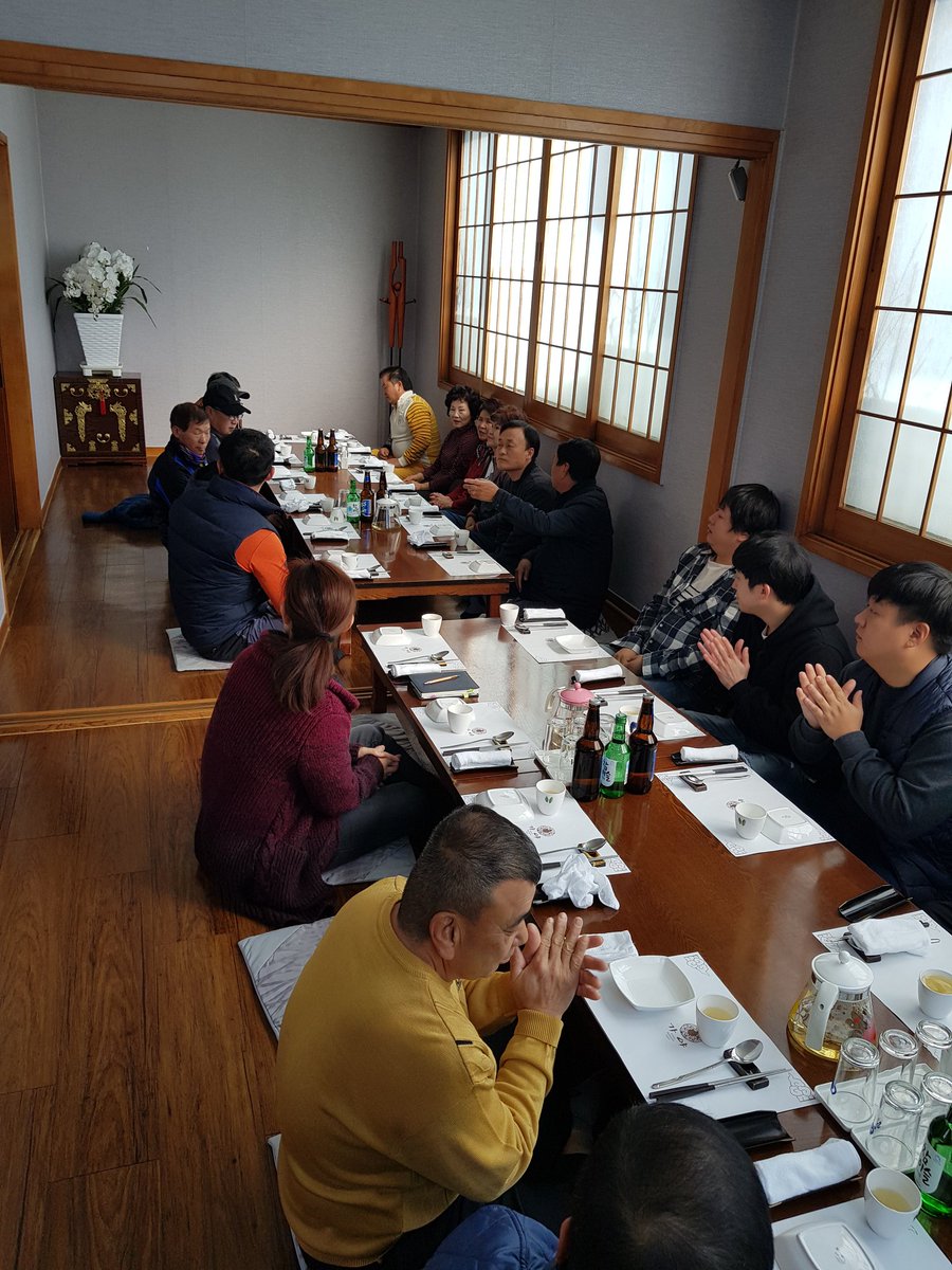 성남시 수정구에서는 2018. 하반기 환경관리원 간담회를 18.11.14.(수) 개최하였습니다. 깨끗한 수정구 거리환경 조성을 위하여 맡은 바 임무를 다하여 온 27분의 환경관리원에게 그 간의 노고를 격려하고 건의사항을 청취하는 시간을 가지고 있습니다. 몸관리 잘하시고, 늘 건강하세요^^

#성남시