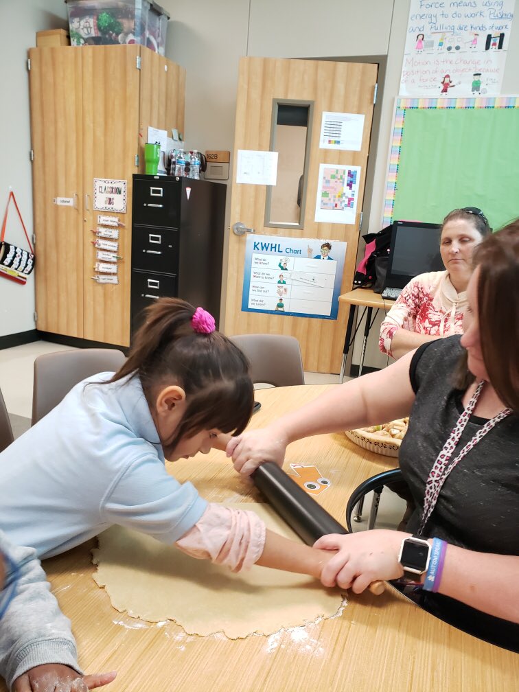 CoombsClass's tweet image. Amazing time baking and wonderful Thanksgiving Feast. @CoombsClass @DukeElem