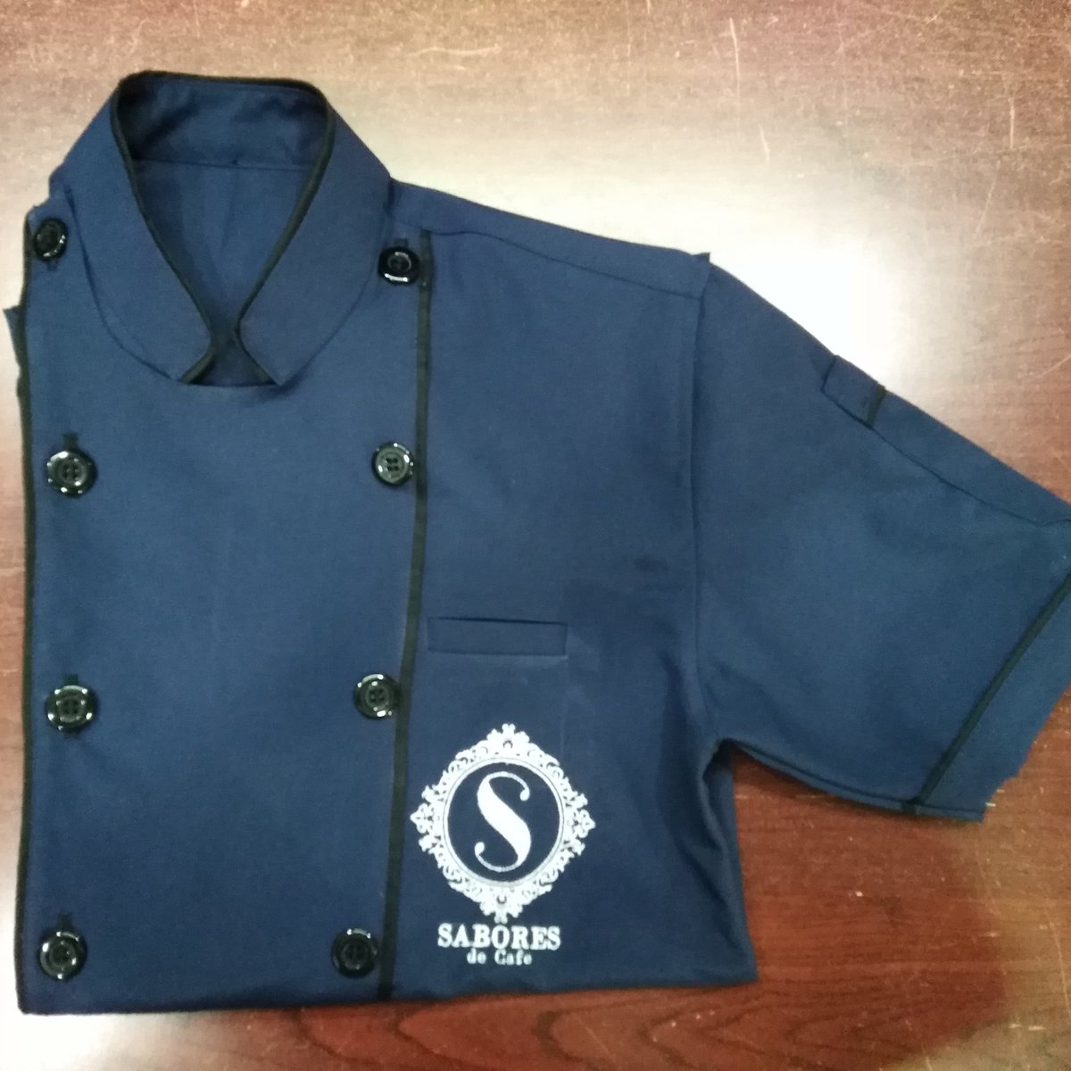 سابورس هو كافيه يلبس الشيف الزي الكحلي مطرز عليه الشعار  #الاحساء