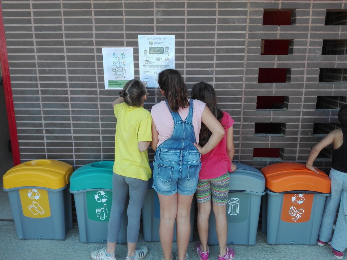 El compostatge a l'escola és una eina fantàsticaper comprendre el cicle de la matèria orgànica d'una manera pràctica i didàctica #SantVicençdelsHorts #SVHeducacio <a href="/csantvicens/">Col·legi Sant Vicenç</a> @escolalavinyala <a href="/escolasantjosep/">escola sant josep</a> <a href="/La_Immaculada/">LaImmaculadaSVH</a> <a href="/AjuntamentSVH/">Ajuntament SVH</a> <a href="/SVHmedi/">Medi ambient SVH</a> <a href="/sostAMB/">AMB Sostenibilitat</a> <a href="/radiosvh902/">Ràdio Sant Vicenç</a>