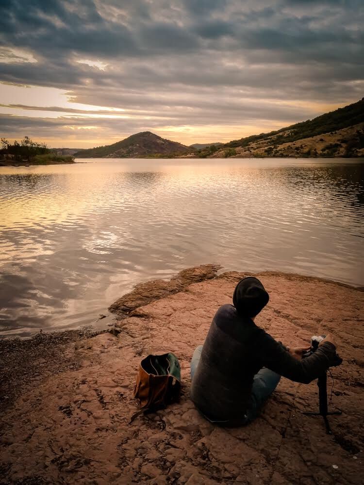 StudioLaganne's tweet photo. We’re travelling around our beautiful region to shoot the promo video for @PlayEndarked.

Here with @psish at the amazing Salagou lake, near Clermont-l’Hérault, in the cold early morning.

Stay tuned for more of the making of, and the full video soon! #gamedev #indidev #ios https://t.co/WtXri9487w