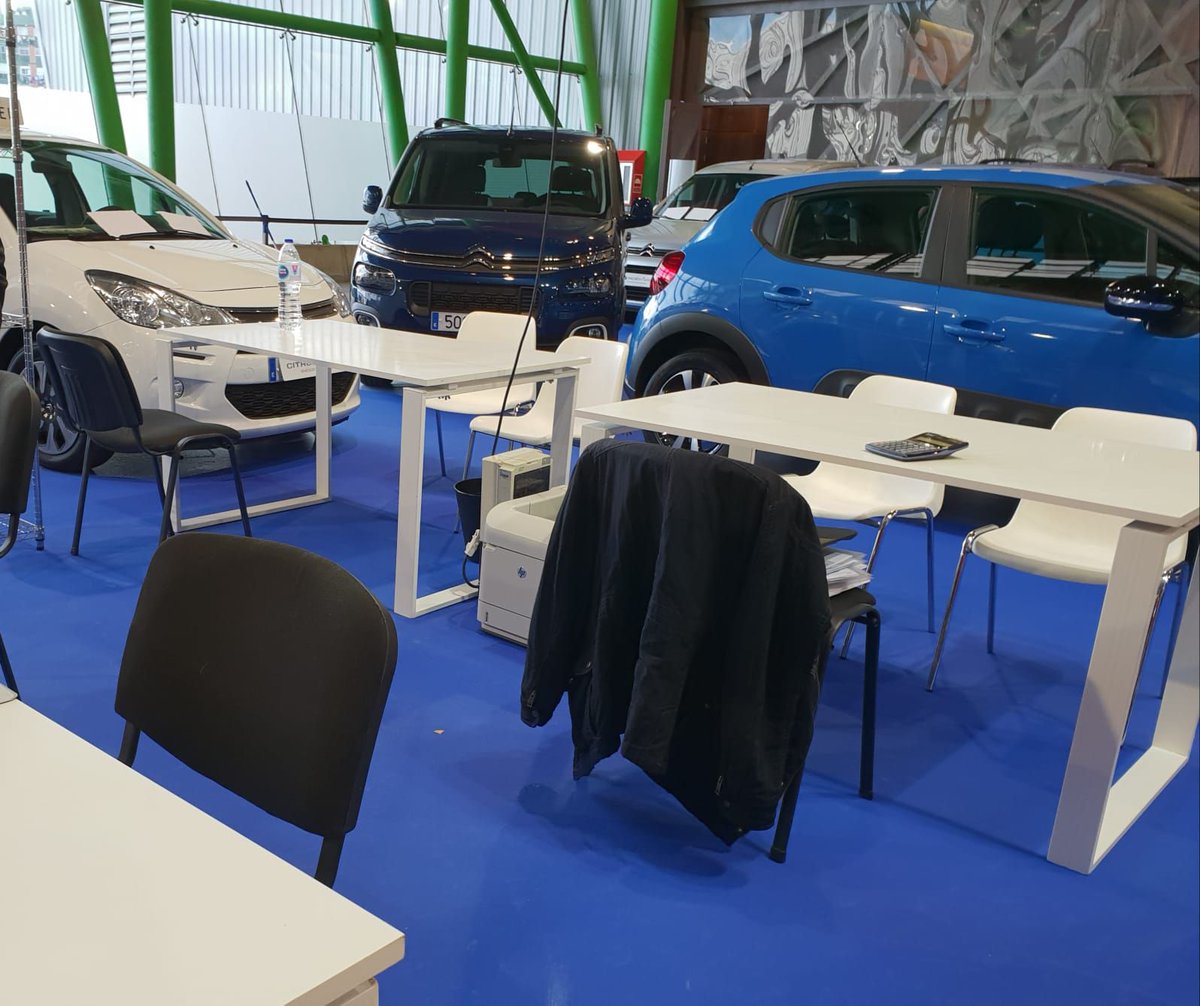 ¡Vamos de paseo... en un coche feo...! ¿Feo? Se nota que no has ido al Salón del Motor de <a href="/Fycma/">Fycma</a> ! Allí, en el stand de Citroën montamos nuestras mesas de #despacho, sillas #Sedan en blanca, sillas #Brady en negras, #Estanterias y #Papeleras. Así que de feo no tiene nada... 😎 😂