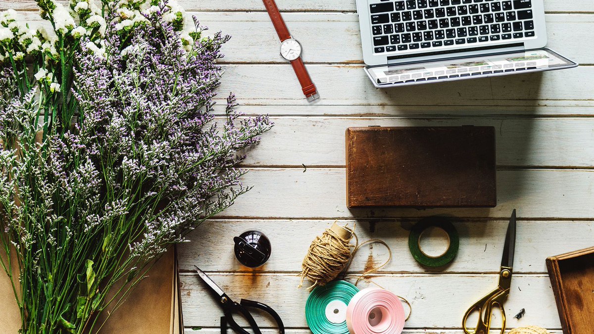 Love this image with flowers, time to send some to a loved one? Or maybe our followers? 😍 🌸 Showing our 40mm Silver Trafalgar. 
#benalexanderwatches #luxurywatches #watchlover #watchdaily #affordableluxury #watchdaily