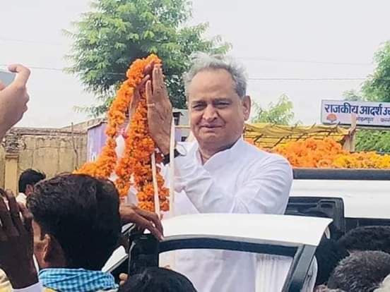 MANAKMALI850's tweet photo. #मै_थासू_दूर_नही_जादूगर

अंतिम सांस तक राजस्थानवासियो के लिए तैयार हू..

जब से मैंने राजनीति शुरू की है तब से ही प्रदेश के लोगों का जो प्यार, स्नेह और आशीर्वाद मिला है वो बेहद अद्भुत है और यही मेरे जीवन की पूँजी है। ( श्री @ashokgehlot51 जी ) 
#जननायक
#WithAG https://t.co/xcx7MfpoSx