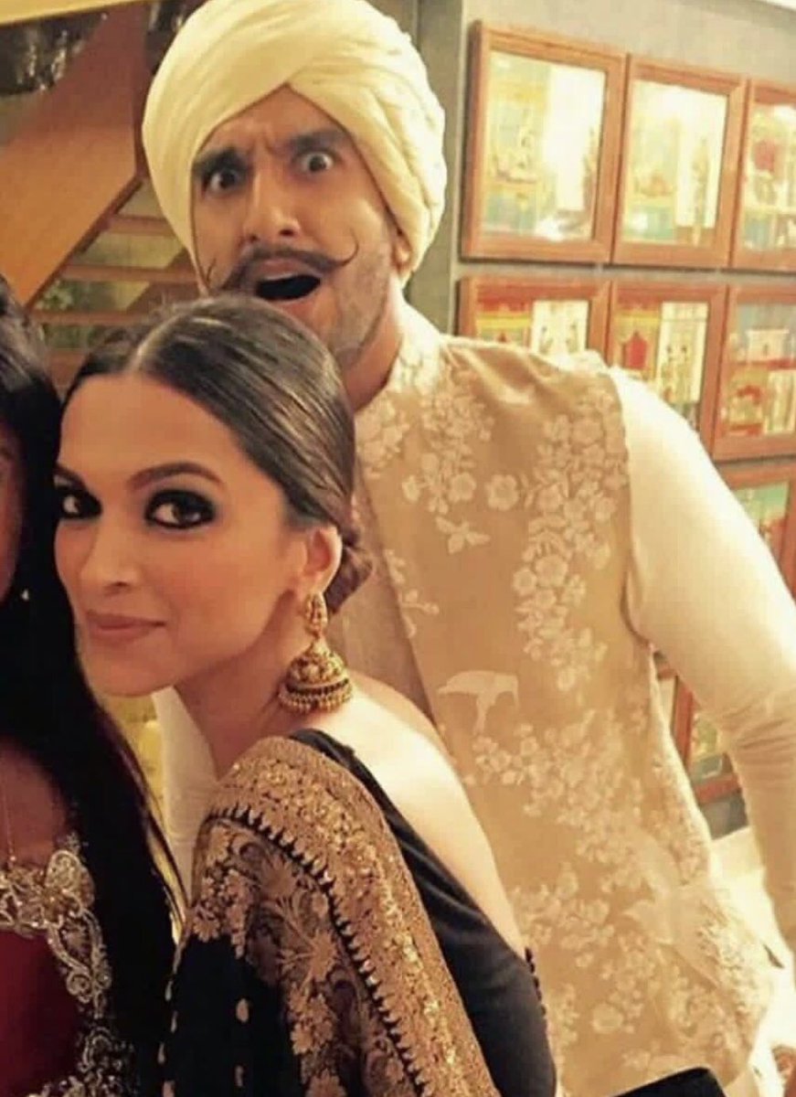 Dipika Fuck - Deepika Padukone and Ranveer Singh: India celebrates Bollywood wedding -  BBC News