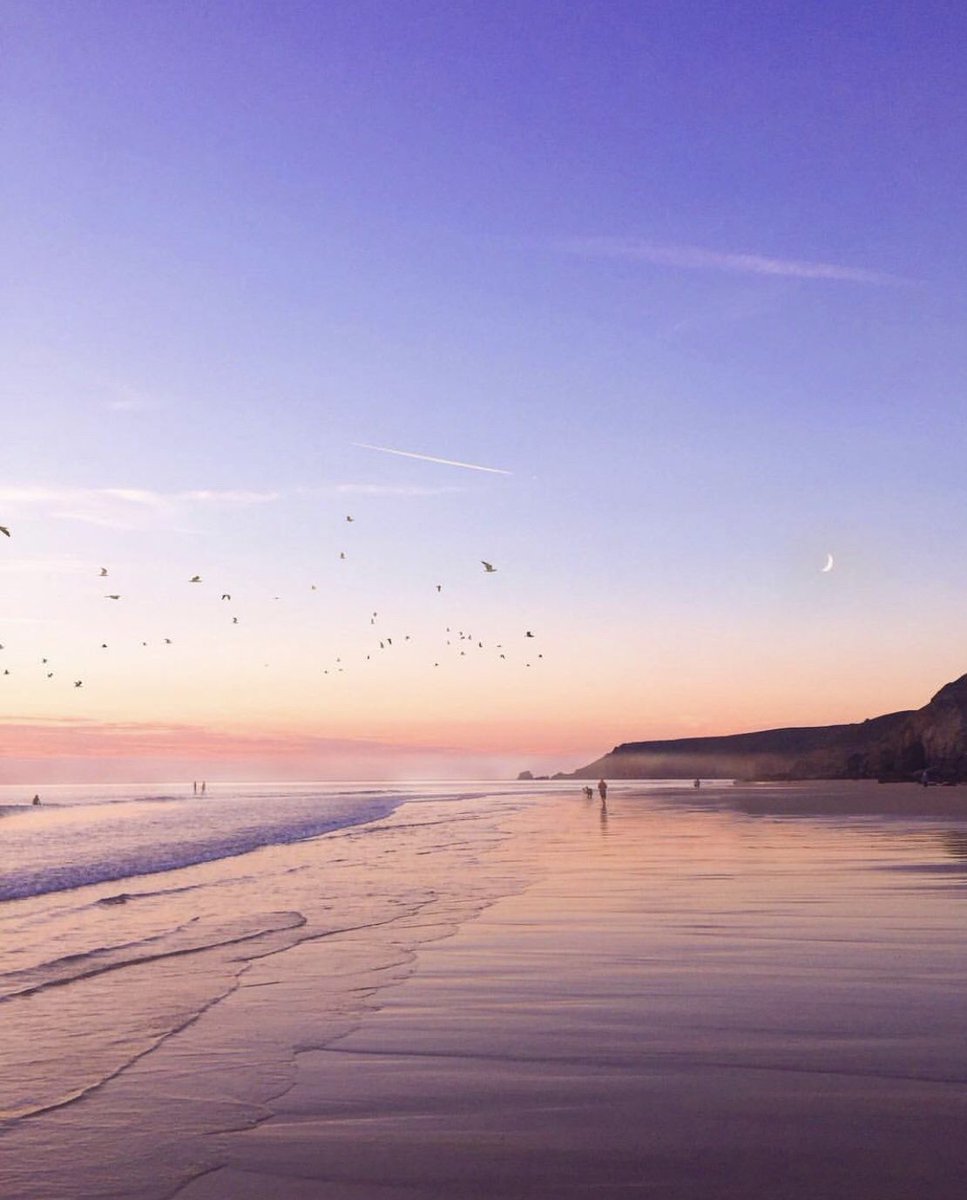 How about this stunning sunset 🌅 🙌! Porthtowan was definitely showing of its thing in this beautiful picture captured by @Itsjaypalfrey⠀🙌 #GetMeToCornwall #Porthtowan #Cornwall