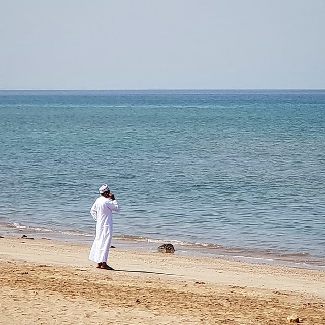 reisememo's tweet photo. Der Mann und das Meer (und sein Mobile) ๐
.
.
.
#qurumbeach #beach #manatthebeach #Oman #visitoman #muacat #ExperienceOman #omani #omanphotography #mobilephone #omantravel #pictureoftheday #reisememo https://t.co/ej22gd6X8K https://t.co/dtyJQU3lxQ