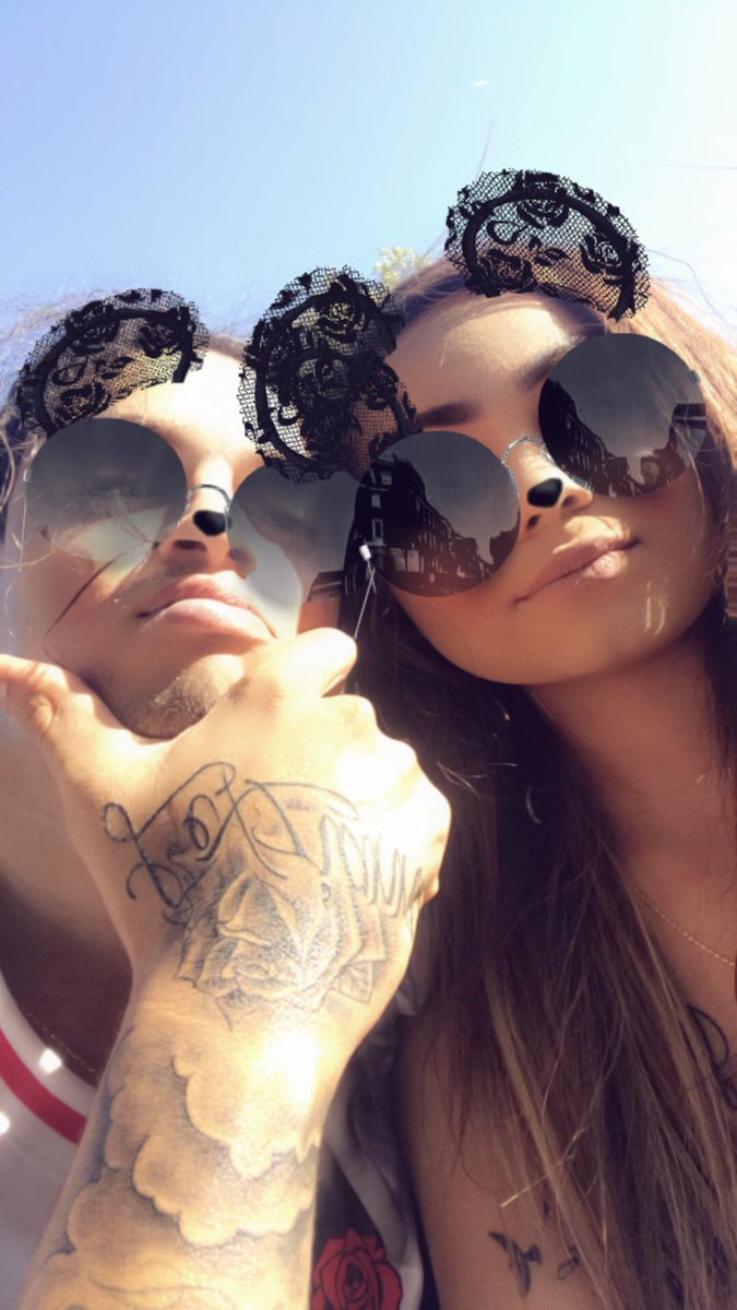 von_______'s tweet image. Us 🔒💙