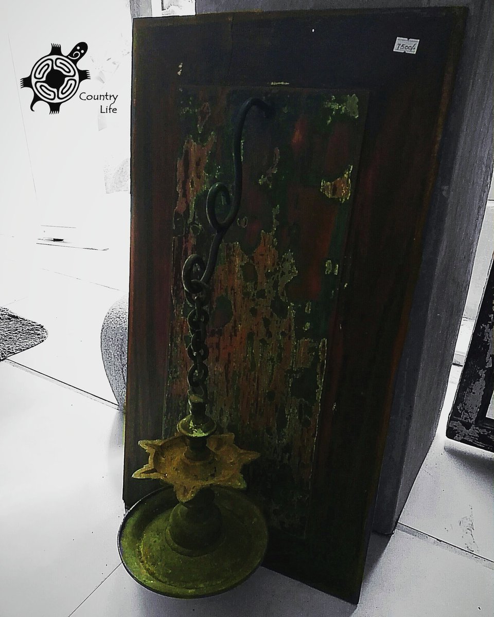 Countrylifesri1's tweet photo. Rustic Wall Dรฉcor #madeinsrilanka #srilankamade #walldecor #rusticdecor #rustic #rustichomedecor #brass #haginglamp #brasslam #rusticlamp
#srilankaheritage #handmade
#woodenwalldecor #wood #woodart #woodforlife #luxuryliving #luxurylifestyle #luxuryhomes #modernhome https://t.co/qqtnL2TrXE