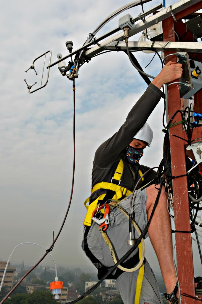 BenLangfordVOC's tweet photo. Just hanging out in old Delhi measuring VOC and Particulate Matter emissions from the city as part of the NERC-MoES APHH research programme. @CEHScienceNews @ionicon @AerodyneRes @NERCscience @CEH_AirQuality @MisztalPawel https://t.co/8tgsR7mahG